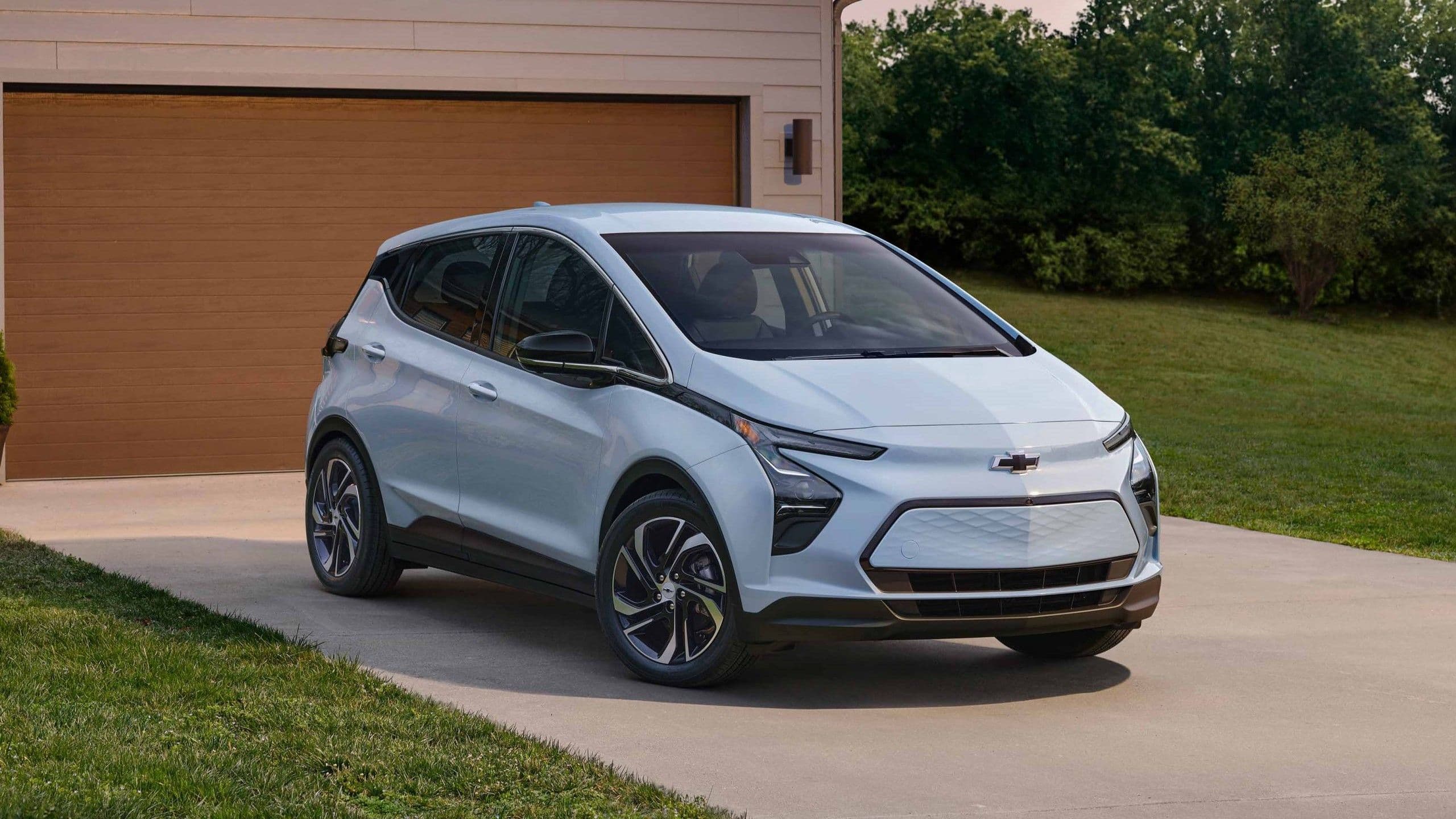 Electric Cars Vs Hybrid Cars in the UAE | Which one should you buy in UAE? — cover image