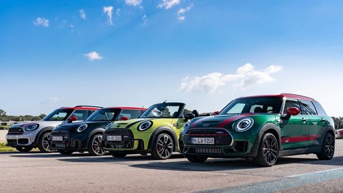 Buying the Outgoing Model Year in the UAE: What the Price Gap Actually Looks Like